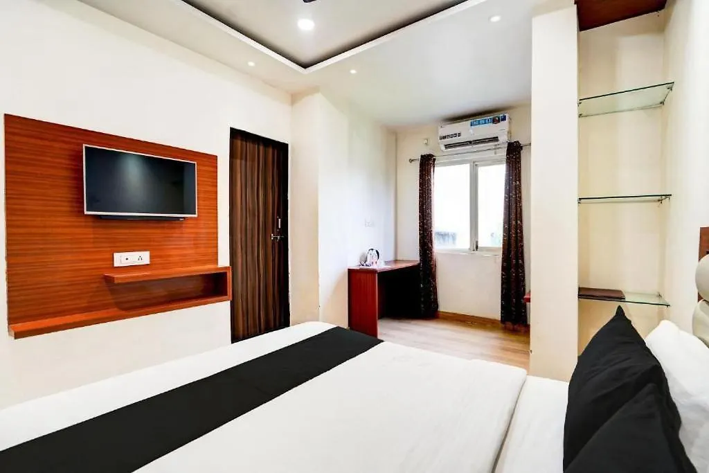 Hotel S V Grand Varanasi 3*,